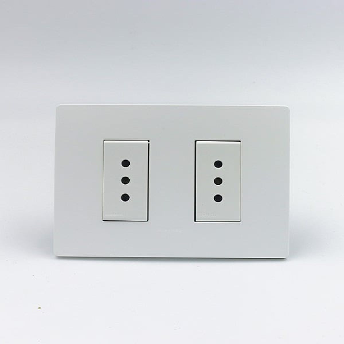 SINTHESI - TOMACORRIENTE DOBLE 3 EN LINEA S33 PLACA BLANCA MATE