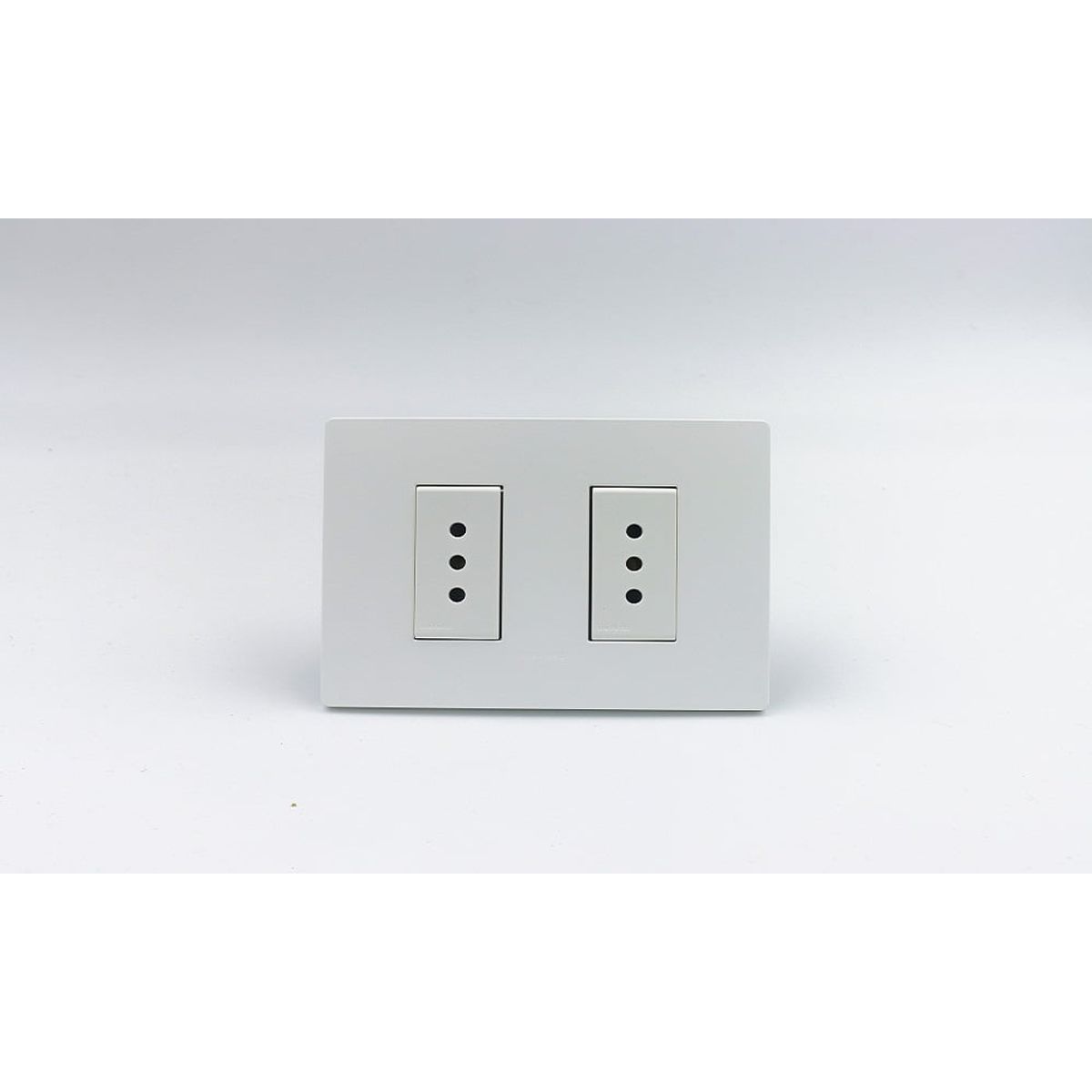 SINTHESI - TOMACORRIENTE DOBLE 3 EN LINEA S33 PLACA BLANCA MATE