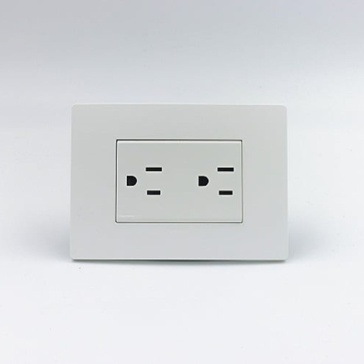 SINTHESI - TOMACORRIENTE DUPLEX AMERICANO CON TIERRA S33 PLACA BLANCA MATE