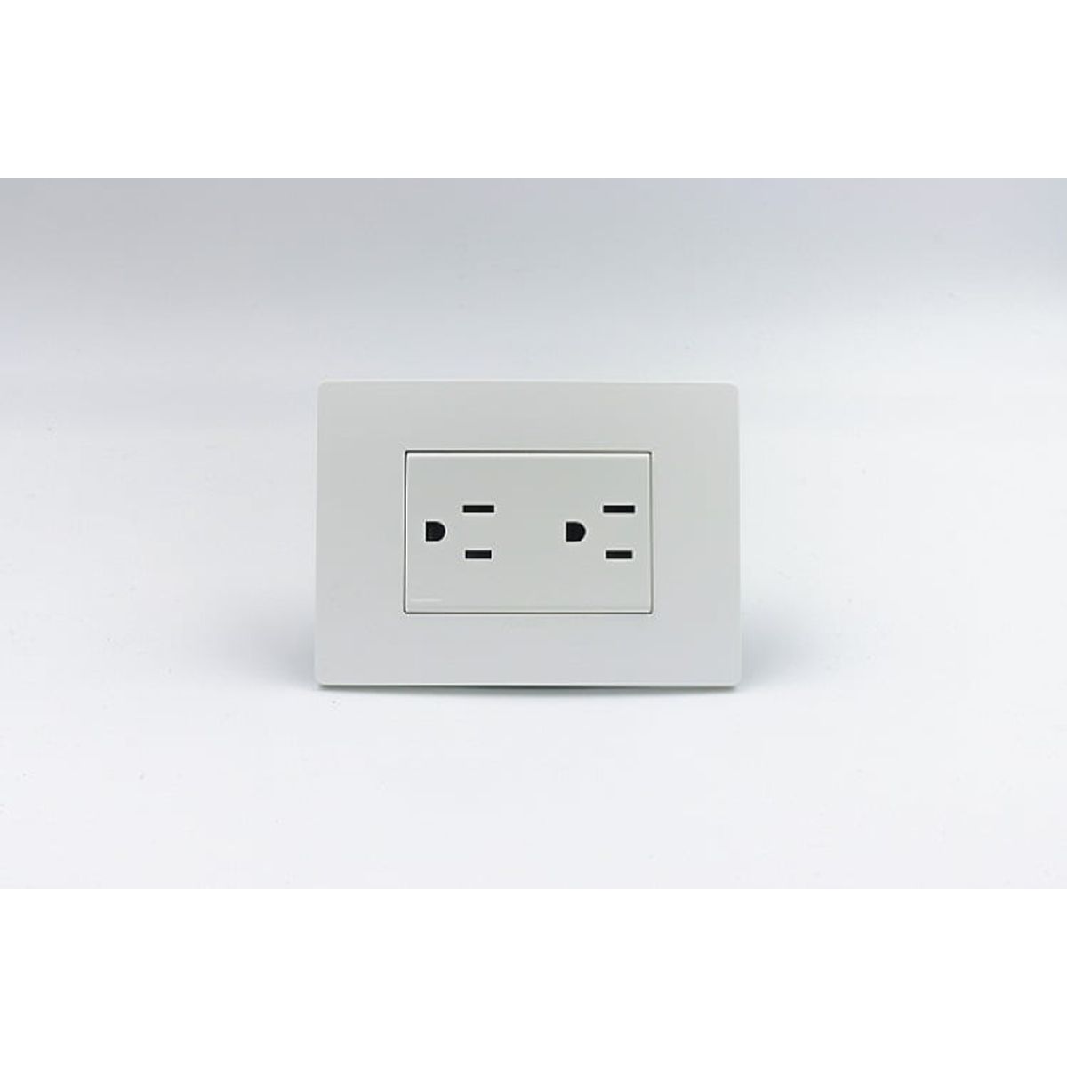 SINTHESI - TOMACORRIENTE DUPLEX AMERICANO CON TIERRA S33 PLACA BLANCA MATE