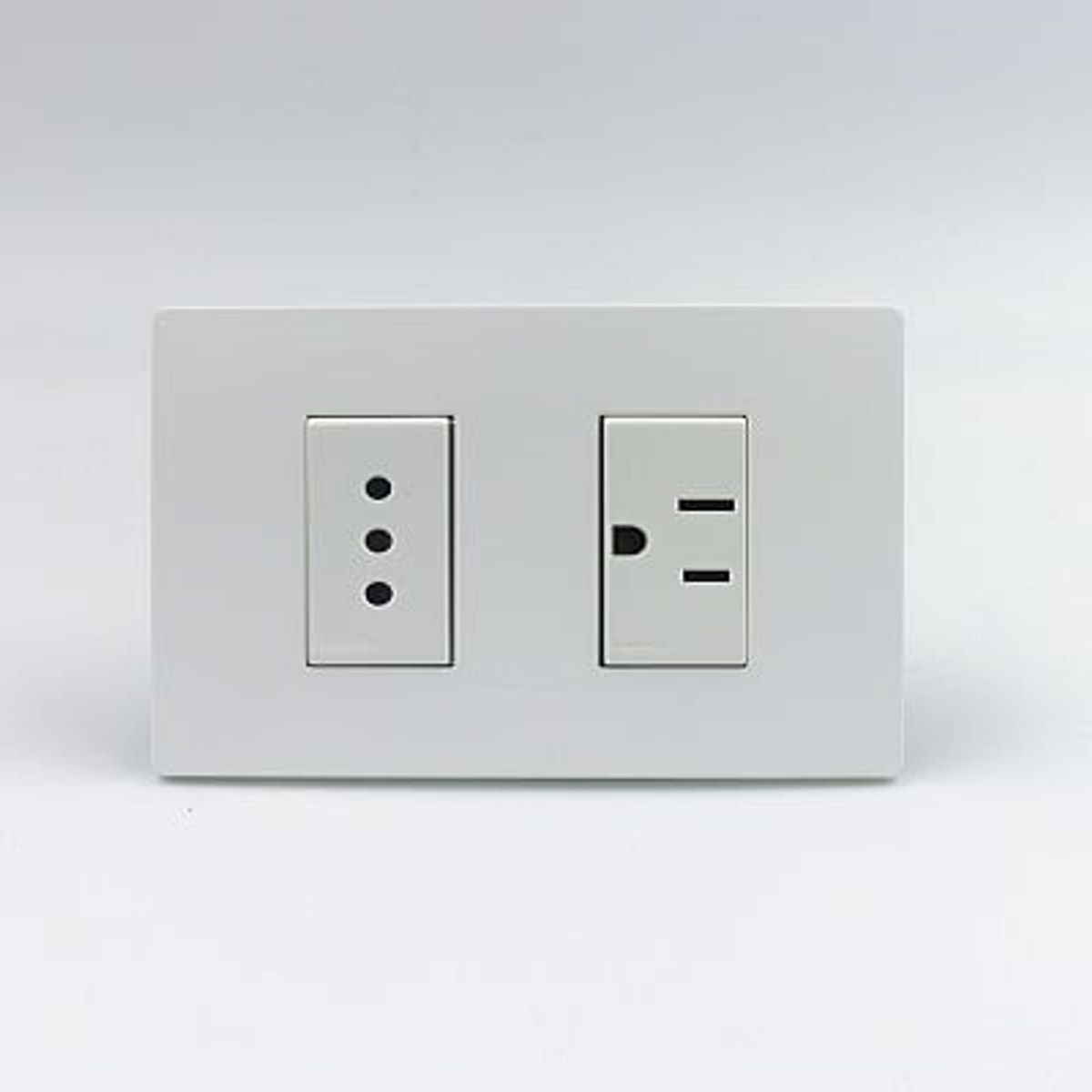 SINTHESI - TOMACORRIENTE DOBLE ( 01 DE 3 EN LINEA Y 01 AMERICANO) S33