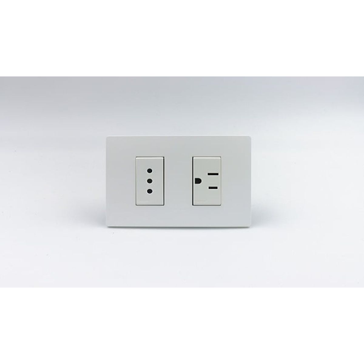 SINTHESI - TOMACORRIENTE DOBLE ( 01 DE 3 EN LINEA Y 01 AMERICANO) S33