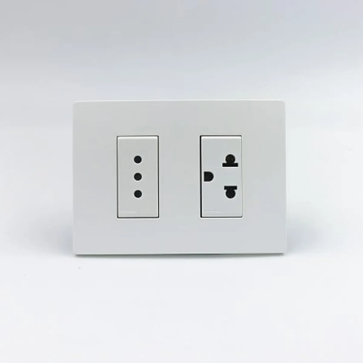 SINTHESI - TOMACORRIENTE DOBLE (01 DE 3 EN LINEA Y 01 UNIVERSAL CON TIERRA) S33