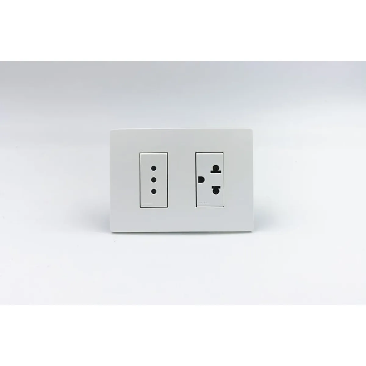 SINTHESI - TOMACORRIENTE DOBLE (01 DE 3 EN LINEA Y 01 UNIVERSAL CON TIERRA) S33