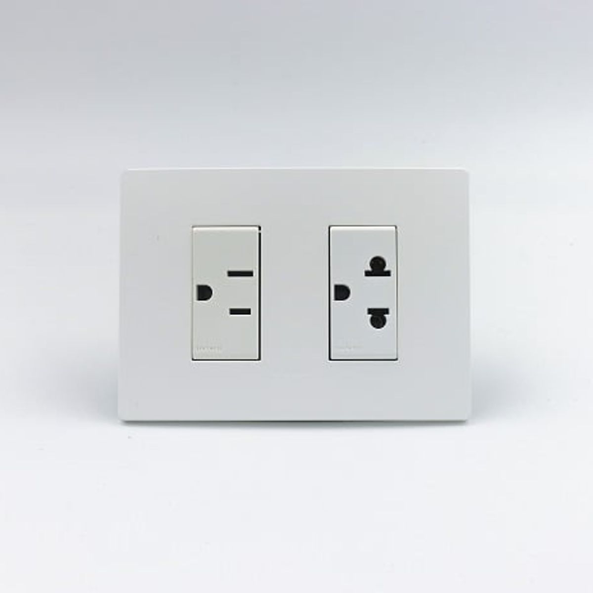 SINTHESI - TOMACORRIENTE DOBLE 01 AMERICANO Y 01 UNIVERSAL CON TIERRA S33