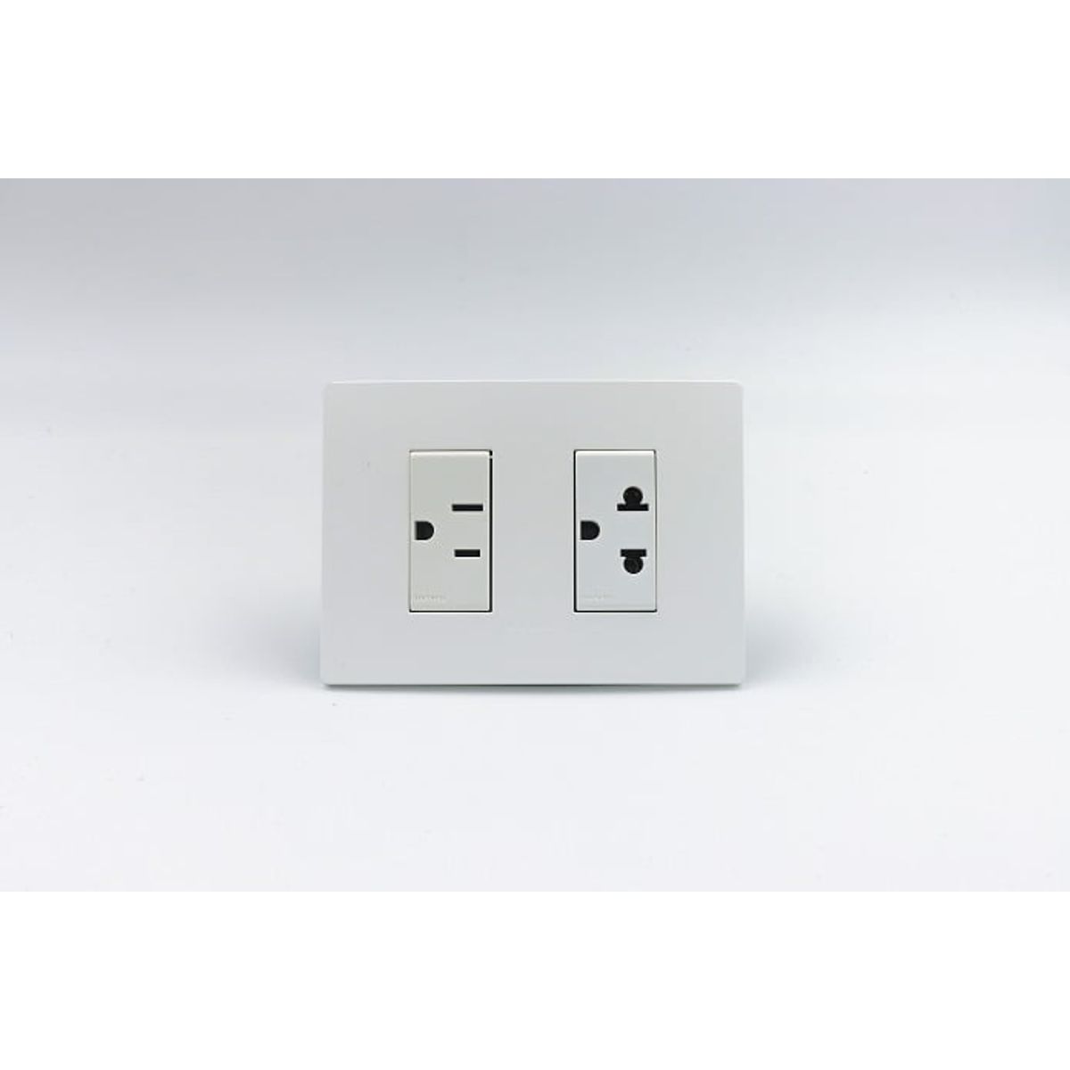 SINTHESI - TOMACORRIENTE DOBLE 01 AMERICANO Y 01 UNIVERSAL CON TIERRA S33