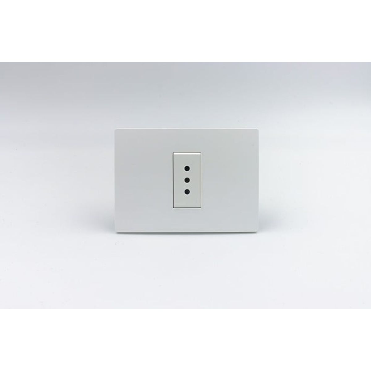 SINTHESI - TOMACORRIENTE SIMPLE 3 EN LINEA S33 PLACA BLANCA MATE