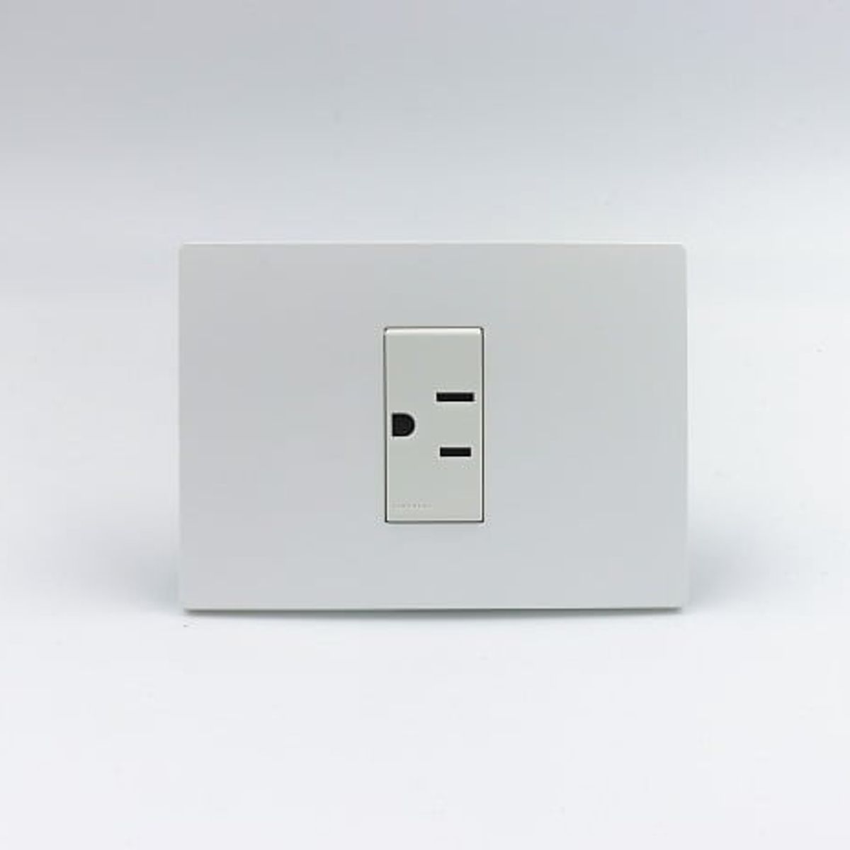 SINTHESI - TOMACORRIENTE SIMPLE AMERICANO S33 PLACA BLANCA MATE