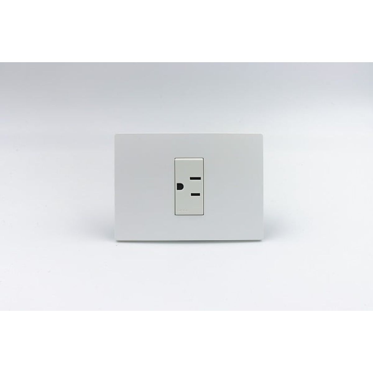 SINTHESI - TOMACORRIENTE SIMPLE AMERICANO S33 PLACA BLANCA MATE