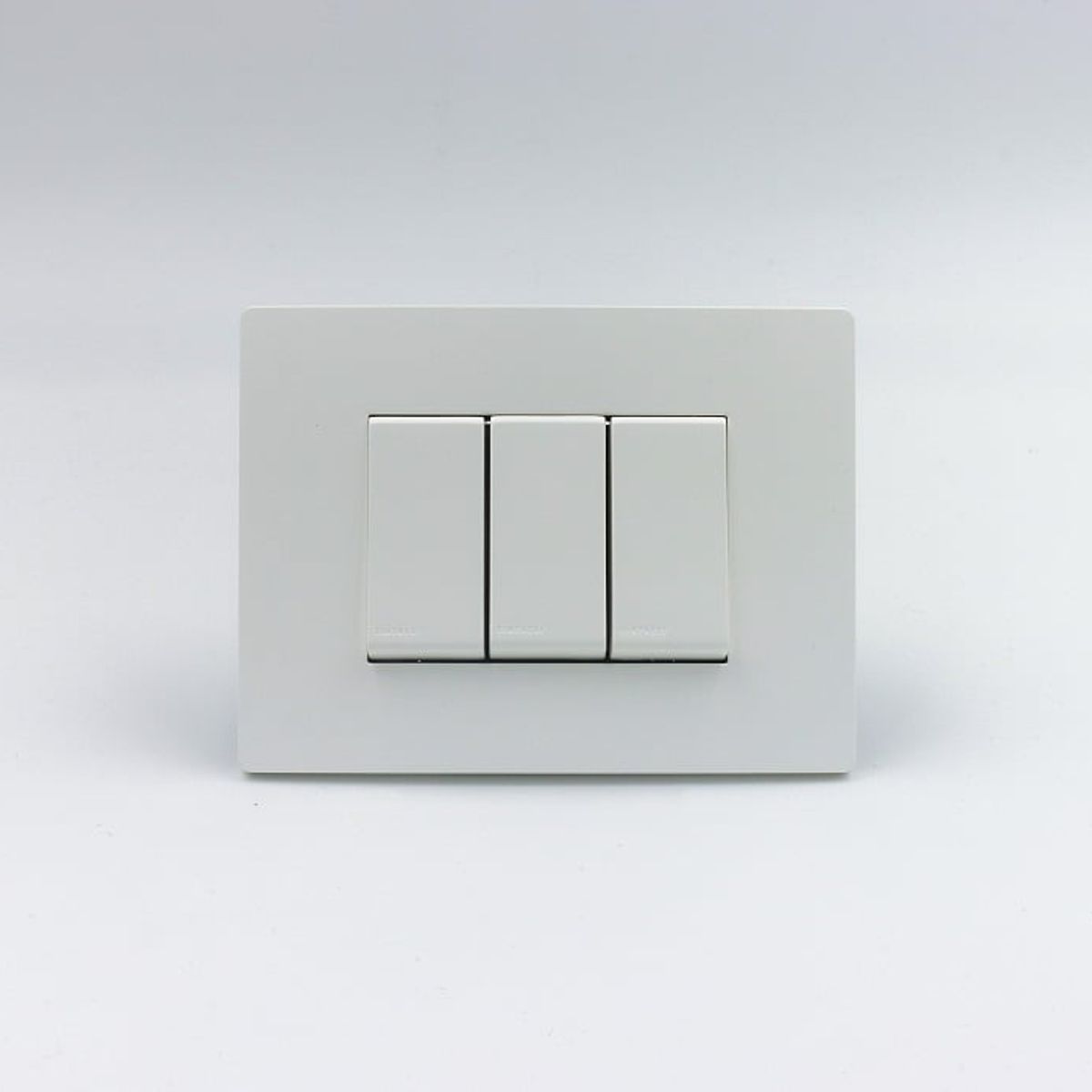 SINTHESI - INTERRUPTOR TRIPLE S33 PLACA BLANCA MATE Y DADOS S22 BLANCOS SINTHESI