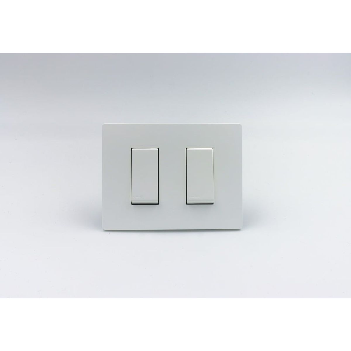 SINTHESI - CONMUTADOR DE 3 VIAS DOBLE S33 PLACA BLANCA MATE Y DADOS S22 BLANCOS