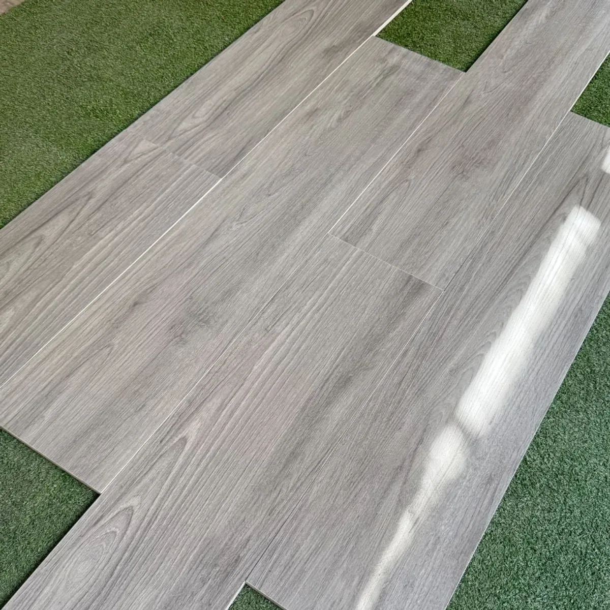 EJESA CREA TU ESPACIO IDEAL - Gris 20×100 cm – Tablón porcelanato 1.20 m2