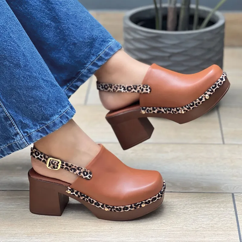 GENERICO - Suecos camel con print Valeria