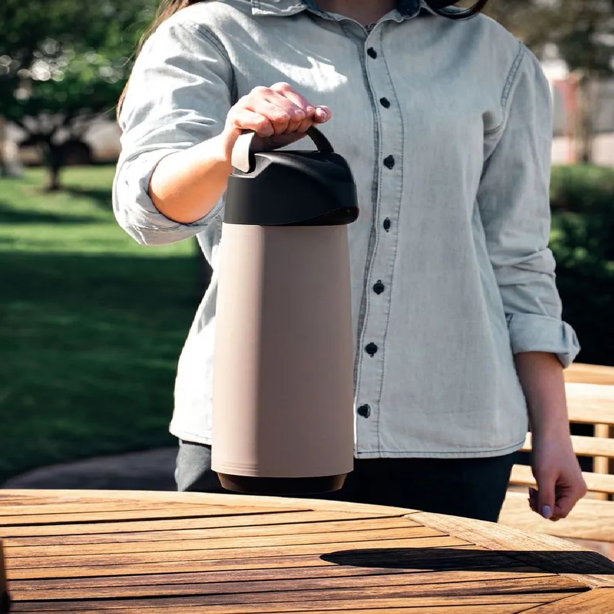 TRAMONTINA - Termo Tramontina con Sifón 1.8 Lt Beige con Negro