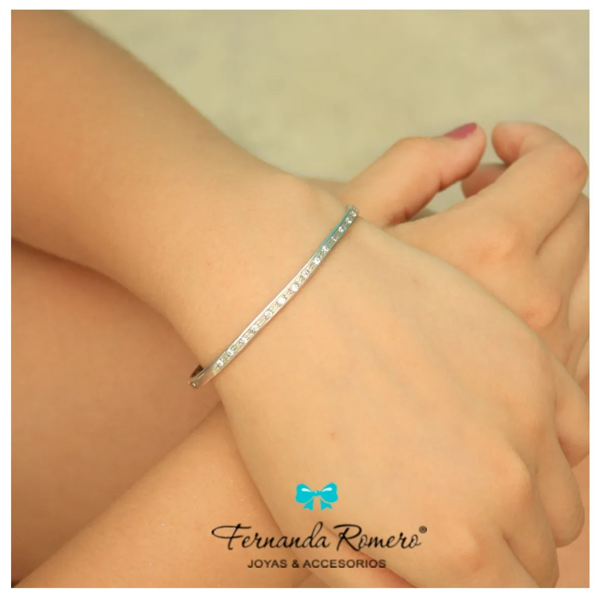 FERNANDA ROMERO JOYAS Y ACCESORIOS - Pulsera Bangle de Plata 950 y Cristales Blanco engastados