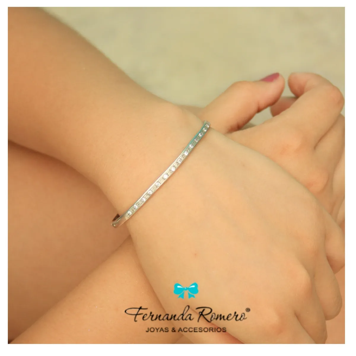 FERNANDA ROMERO JOYAS Y ACCESORIOS - Pulsera Bangle de Plata 950 y Cristales Blanco engastados