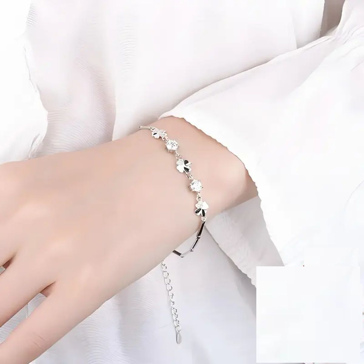 SIN ETIQUETAS - PULSERA  CON BRILLANTES PIEDRAS DE CIRCONITA SINTÉTICA EN UN TRÉBOL