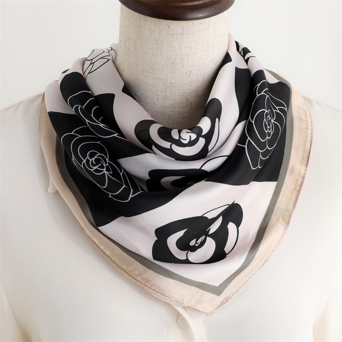 KAST PE - Pañoleta Bandana Pañuelo mujer Akari de 70x70cm