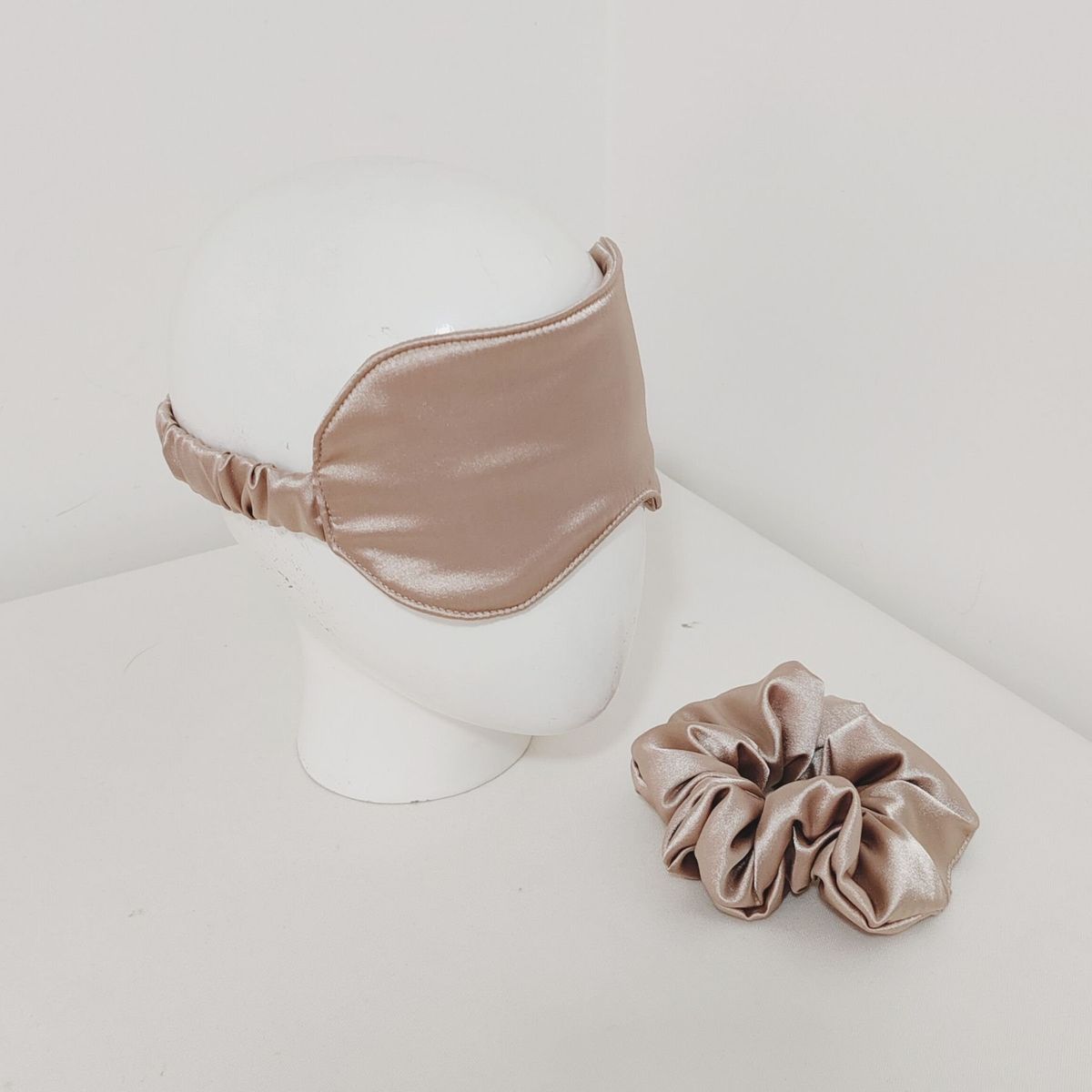 GENERICO - Pack Antifaz para dormir + Scrunchie en Satín - Arena