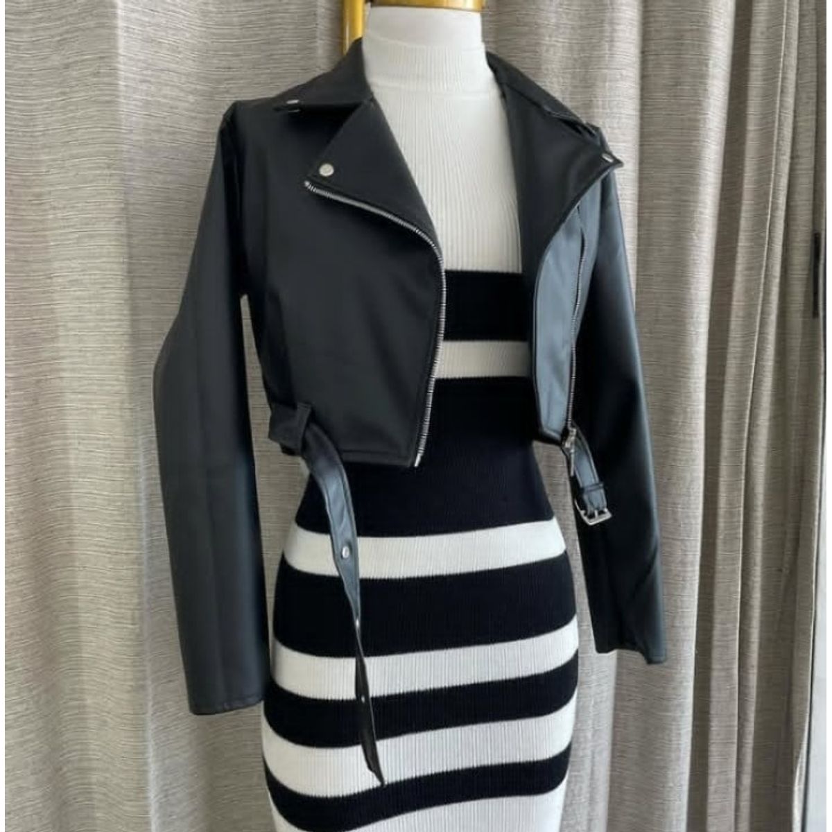 GENERICO - CASACA CROP CUERINA DE MUJER