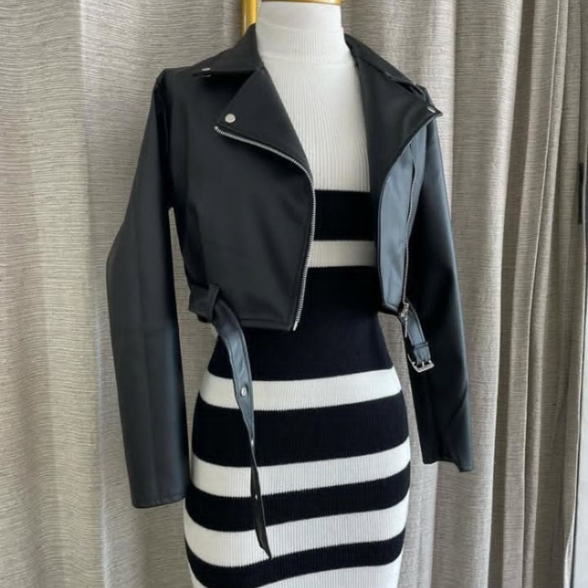 GENERICO - CASACA CROP CUERINA DE MUJER