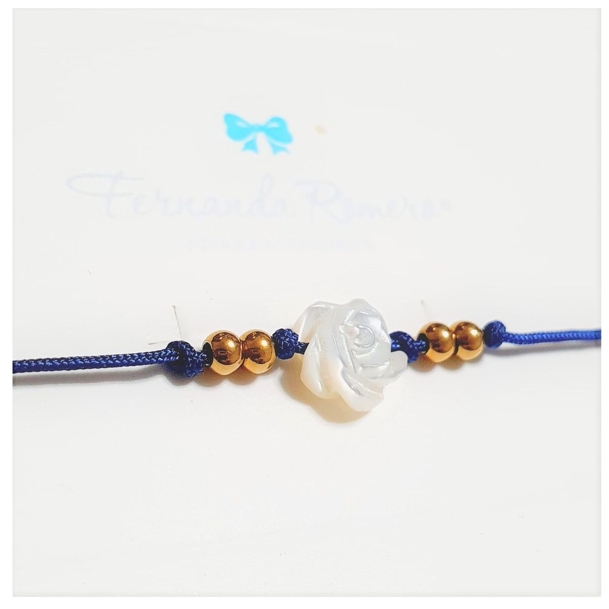 FERNANDA ROMERO JOYAS Y ACCESORIOS - Pulsera Rosa de Nácar Tejida con Hilo Azul Marino y Billas de Acero