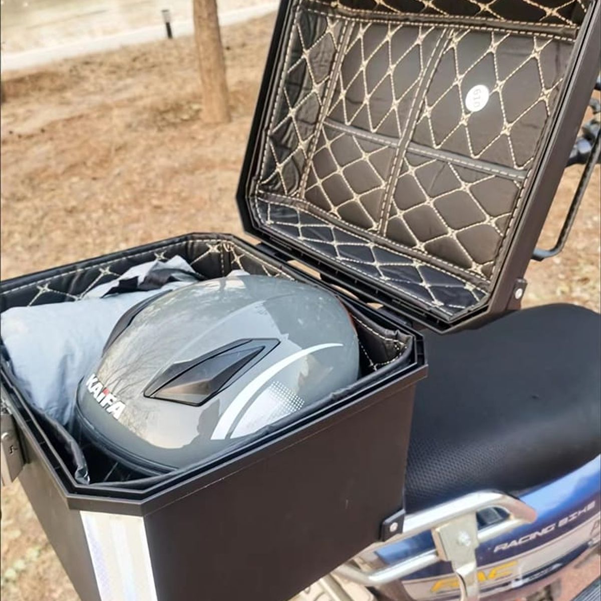 UNIVERSAL COLORS - CAJUELA 45L DE MOTO ABS