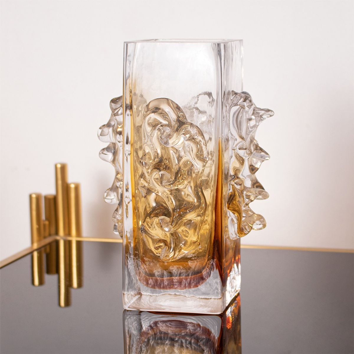 PANADECOR - Florero Panadecor Rectangular Ámbar Degradado Con Relieves De Vidrio 195Cm