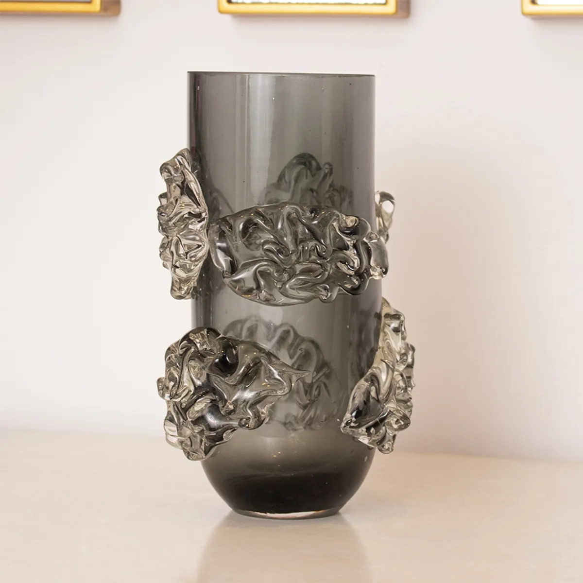 PANADECOR - Florero Panadecor Gris Con Relieves Florales De Vidrio 23Cm