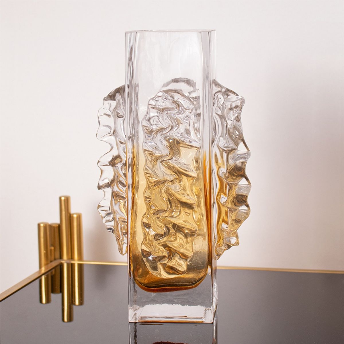 PANADECOR - Florero Panadecor Rectangular Ámbar Degradado Con Relieves De Vidrio 25Cm