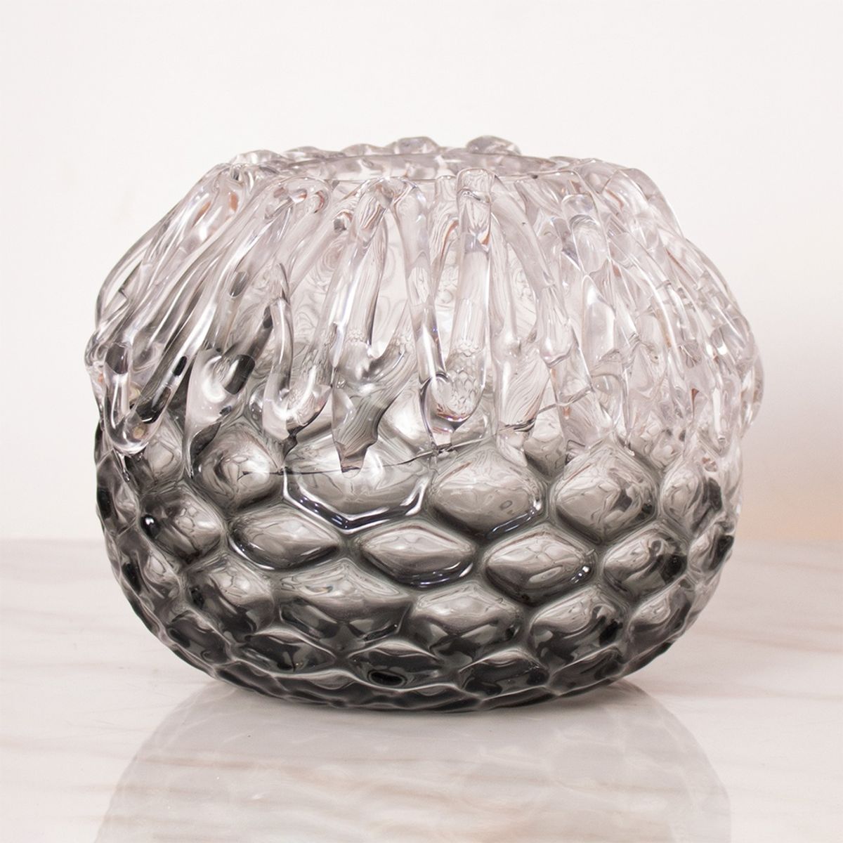 PANADECOR - Florero Panadecor De Vidrio Degradado Gris Con Relieve Escamado 14 Cm