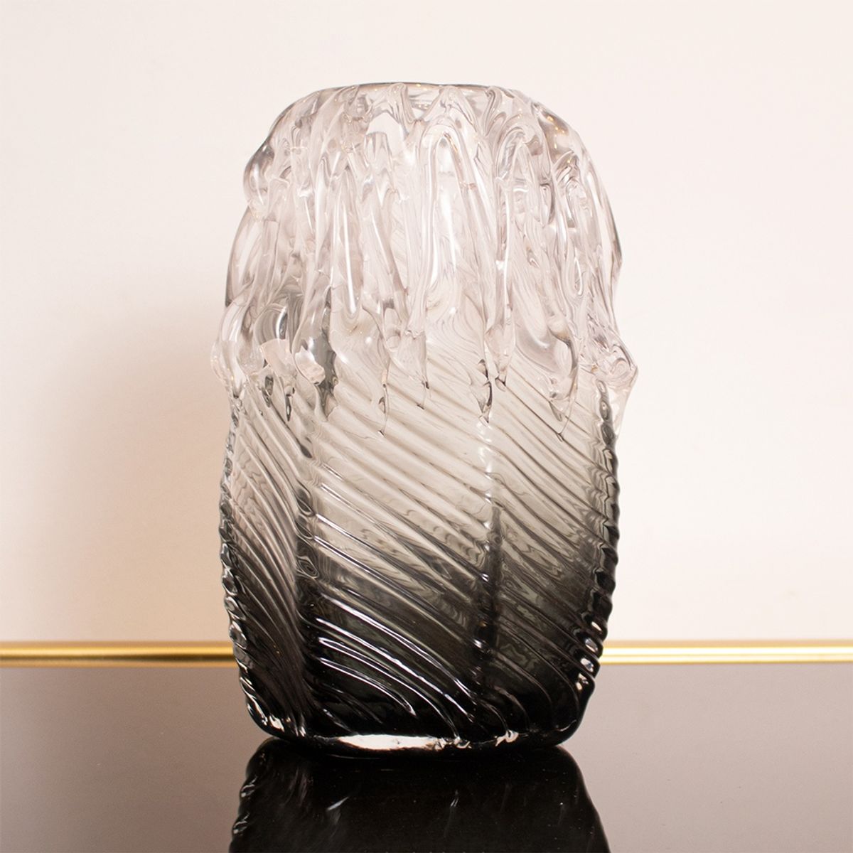 PANADECOR - Florero Panadecor De Vidrio Ahumado Con Textura Diagonal Y Relieve 18 Cm