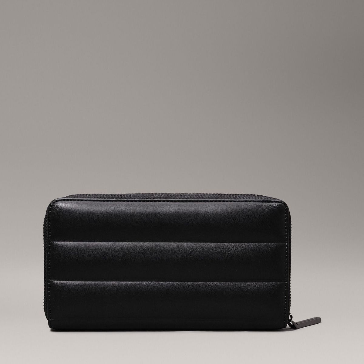 CALVIN KLEIN - BILLETERA LINE QUILT LARGE ZIP AROUND