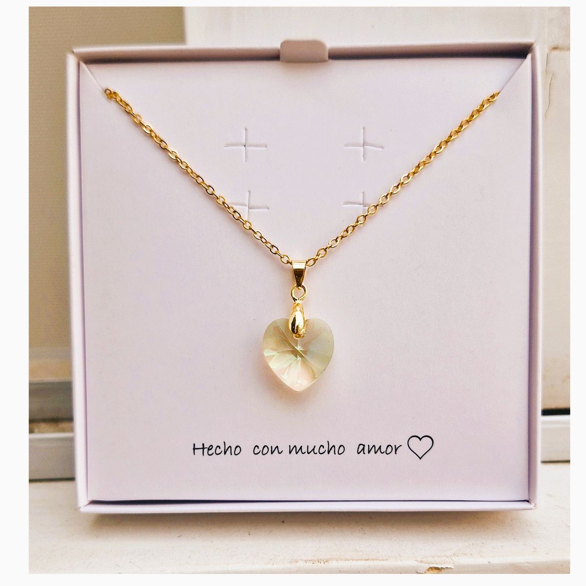 FERNANDA ROMERO JOYAS Y ACCESORIOS - Lindo Collar Verde Claro Tornasolado hecho de Acero y Cristales Oferta