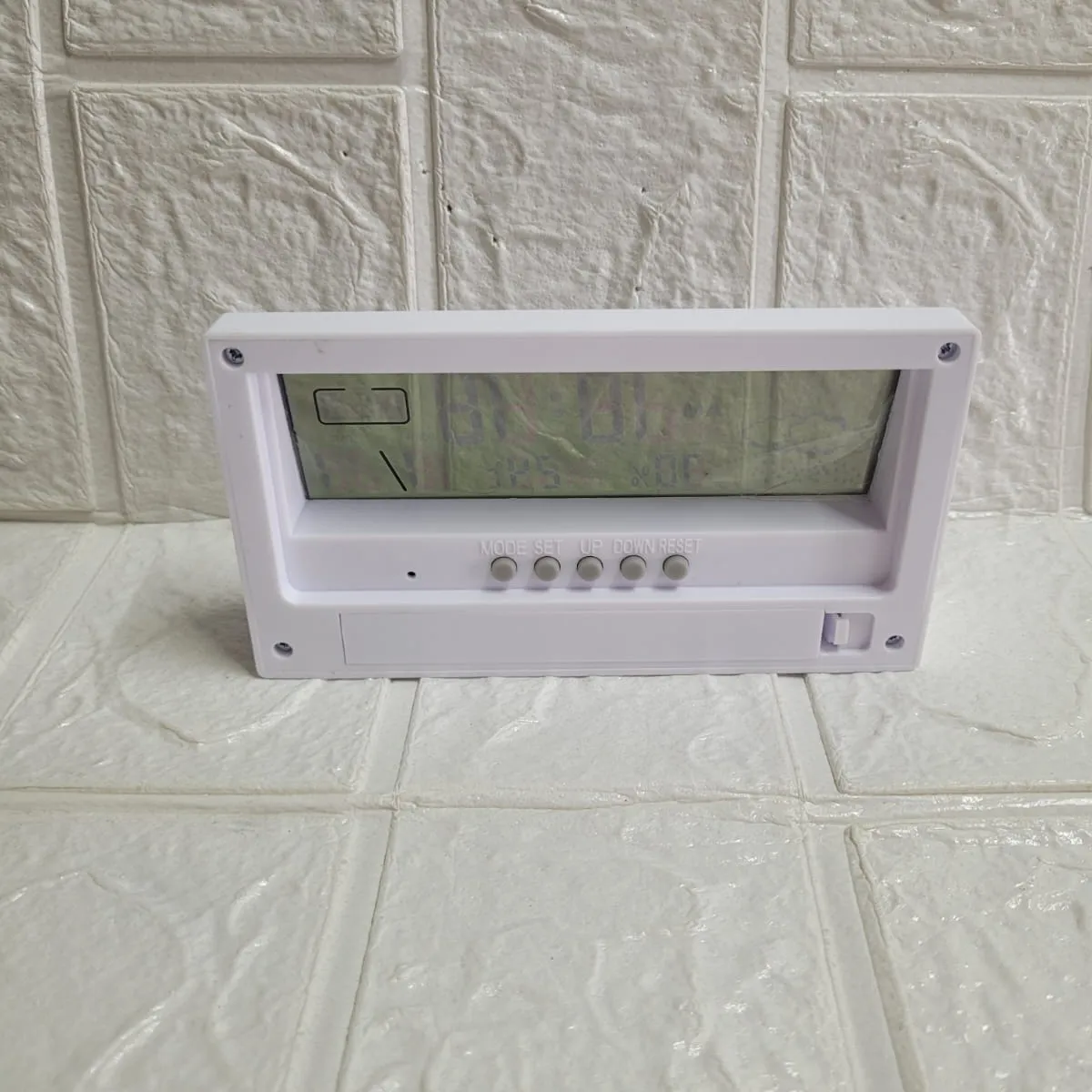 GENERICO - RELOJ DIGITAL CON ALARMA DE MESA BLANCO