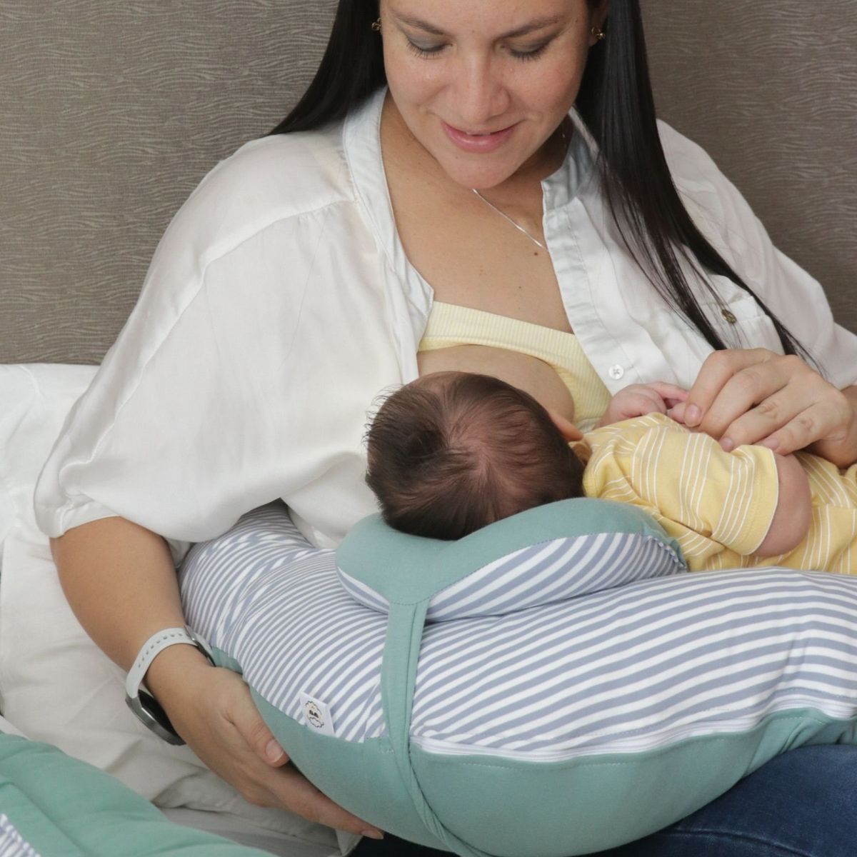 ACOLCHONADITOS - COJIN DE LACTANCIA ACOLCHONADITOS - VERDE CEMENTO CON RAYAS PLOMAS