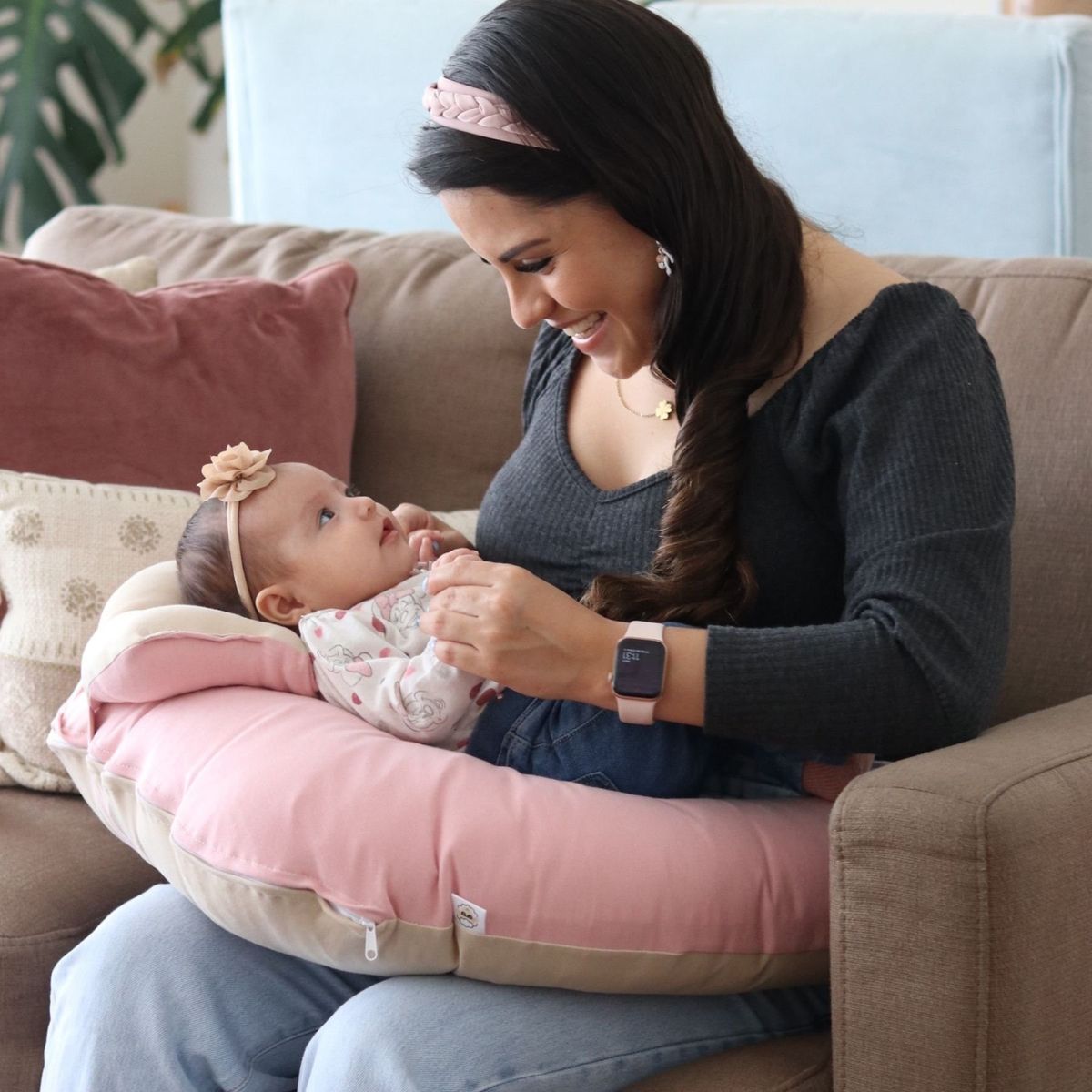 ACOLCHONADITOS - COJIN DE LACTANCIA ACOLCHONADITOS - BEIGE CON PALO ROSA