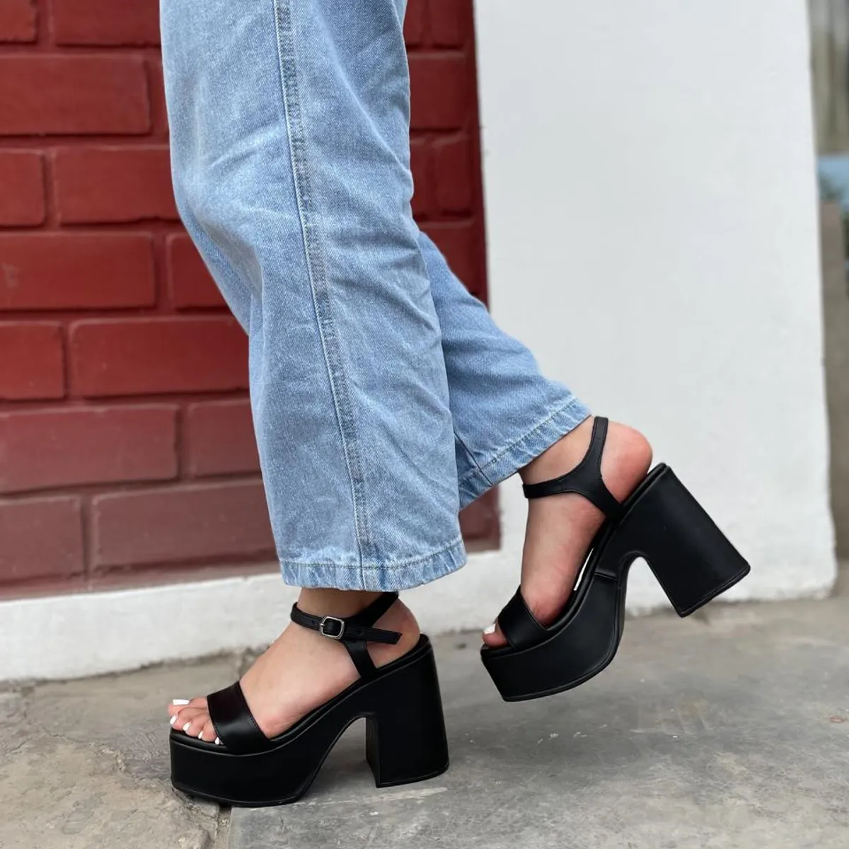 GENERICO - SANDALIAS PLATAFORMA JOSSY NEGRO