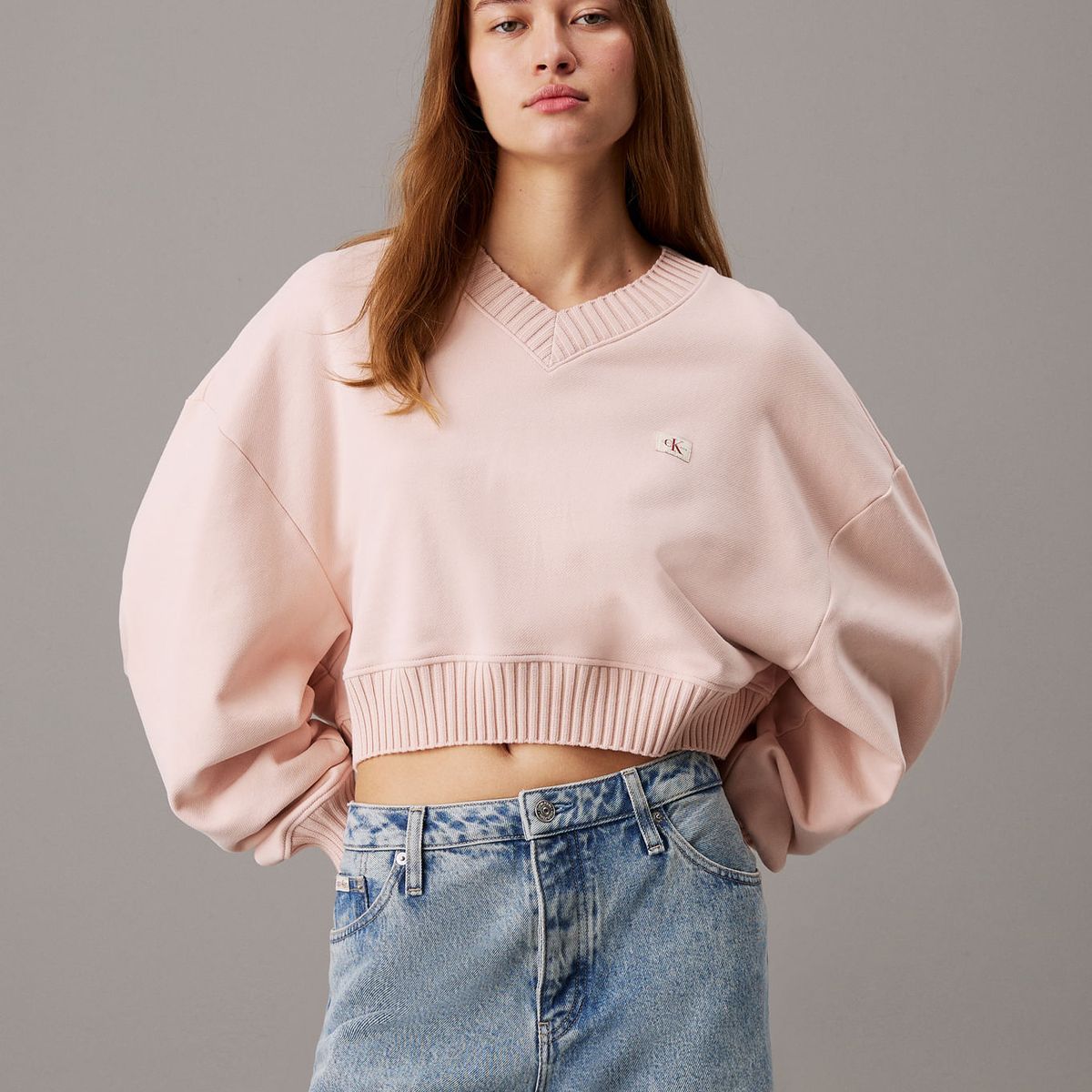 CALVIN KLEIN - SWEATSHIRT WOVEN LABEL V-NECK SWEATSHIRT