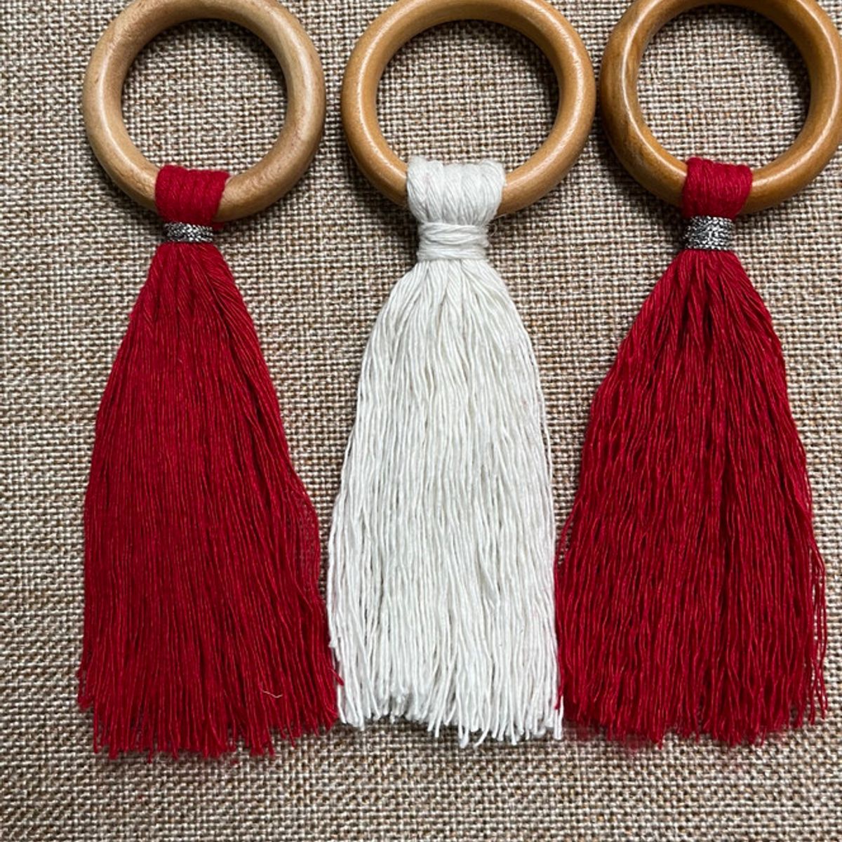 D'MESA - Set 4 aros servilleteros madera con flecos rojos y detalle