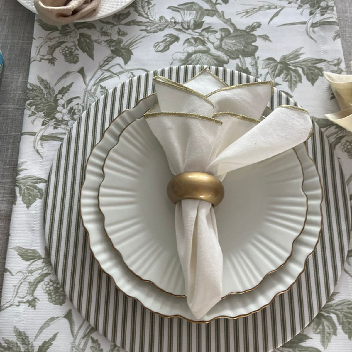 D'MESA - Set 4 servilletas marfil  con borde dorado