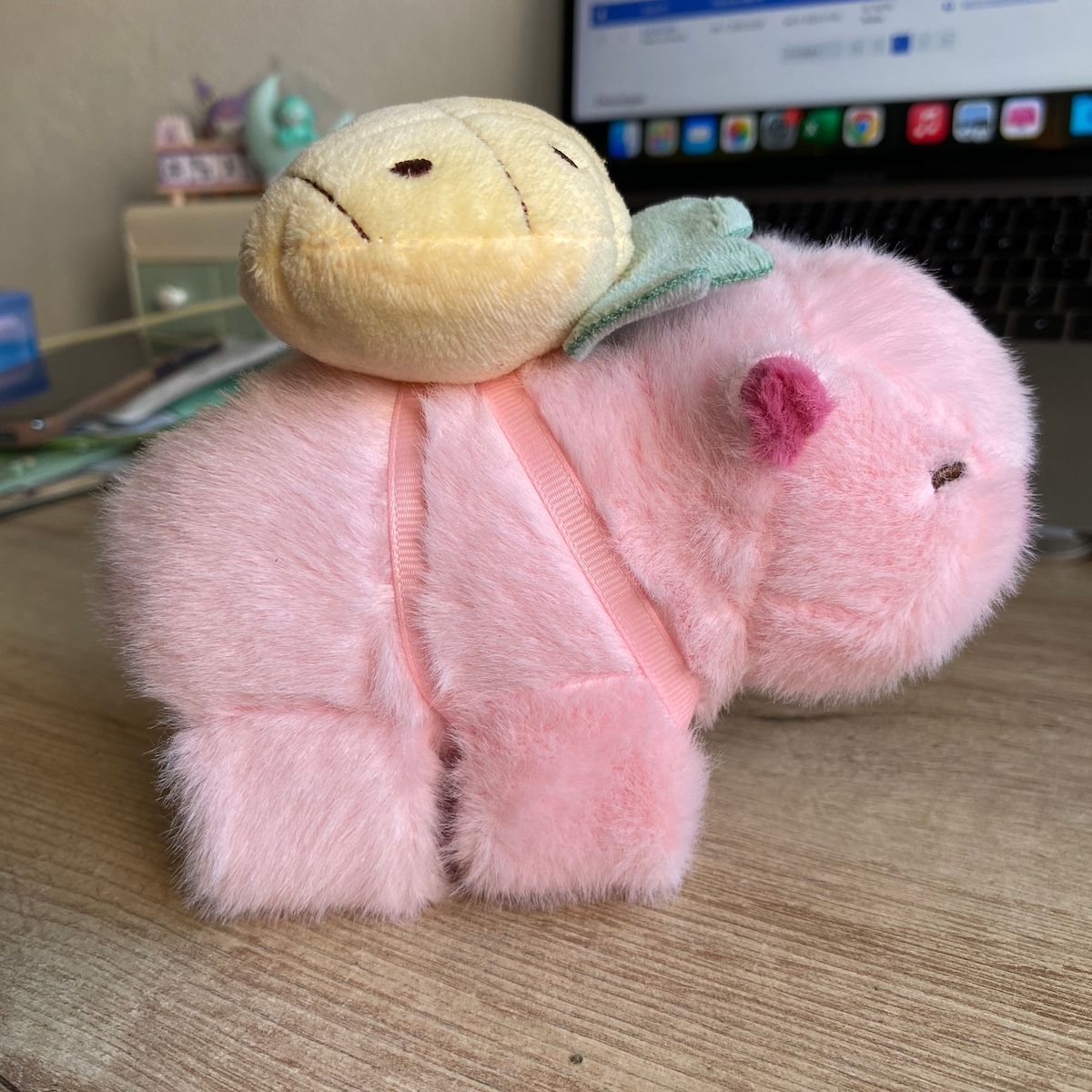 GENERICO - Peluche Capibara Brazalete Piña