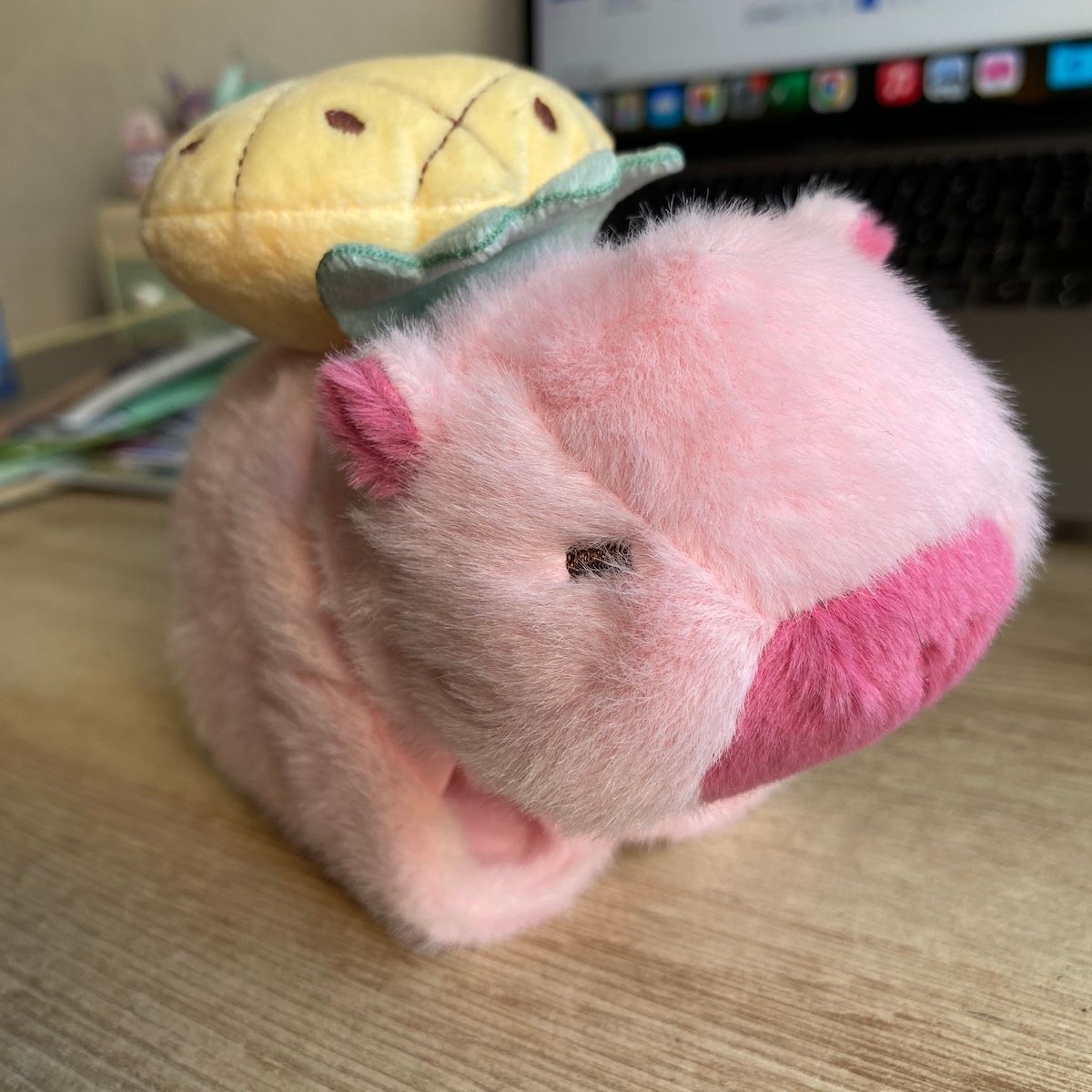 GENERICO - Peluche Capibara Brazalete Piña