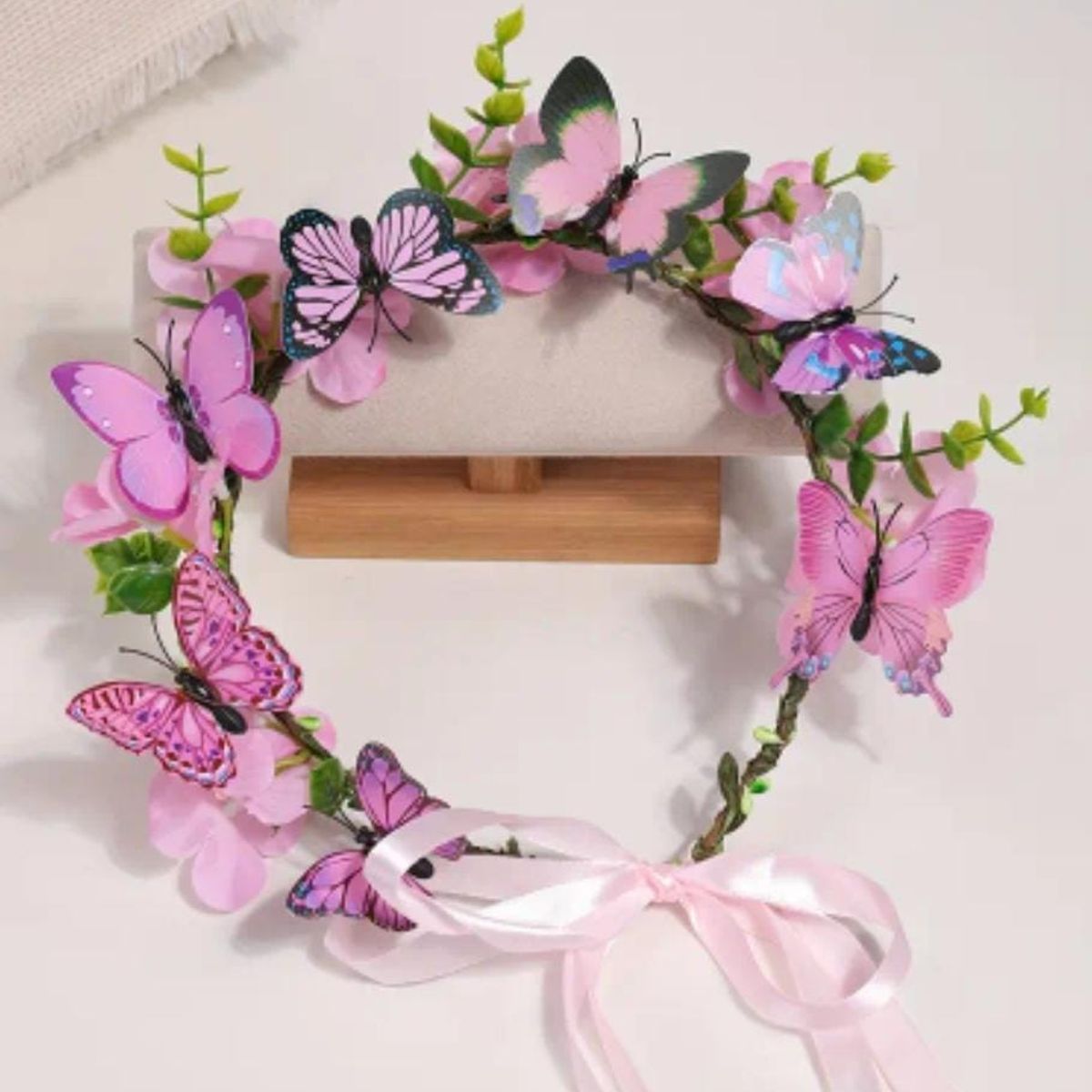 GENERICO - CORONA DE FLORES Y MARIPOSAS ROSADA