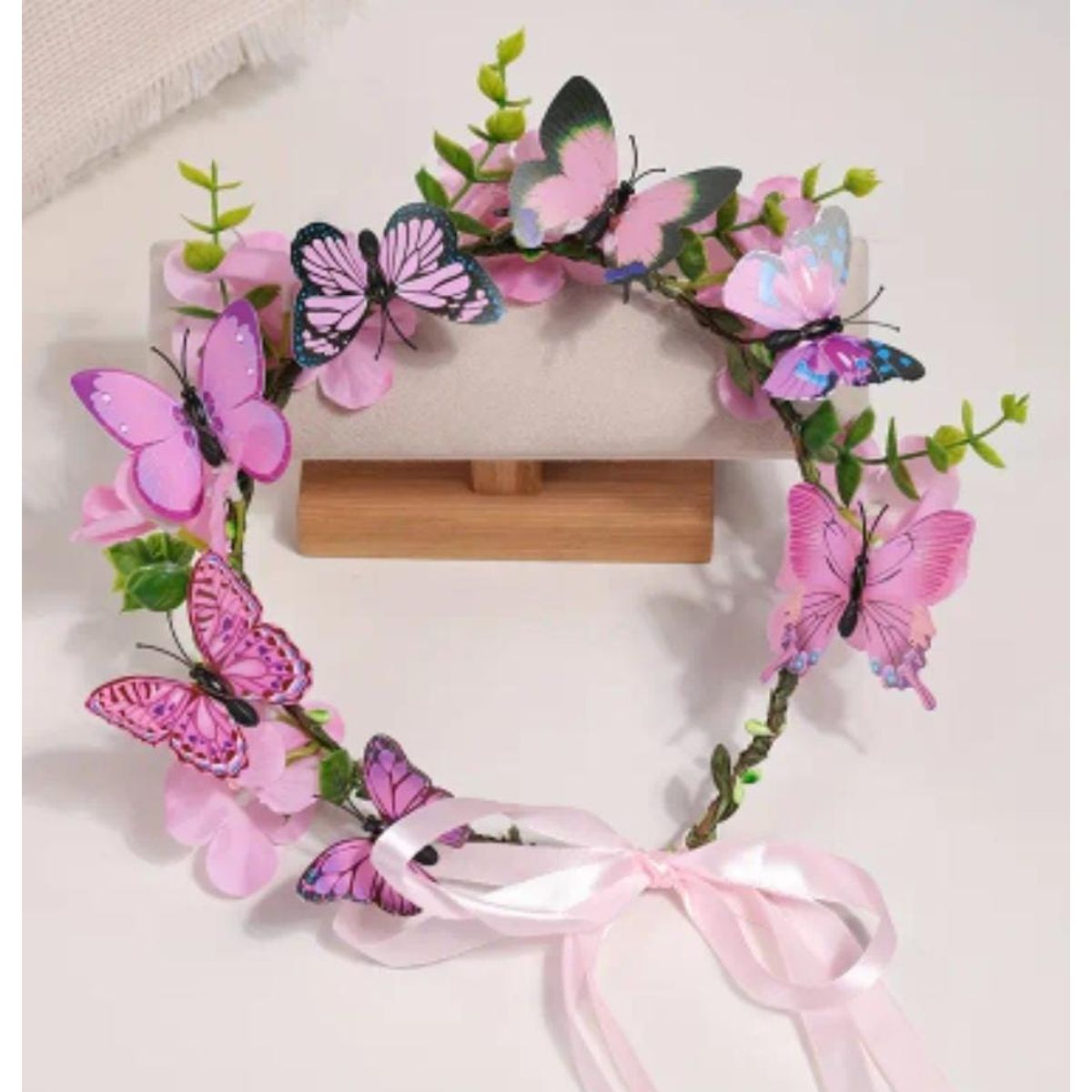 GENERICO - CORONA DE FLORES Y MARIPOSAS ROSADA