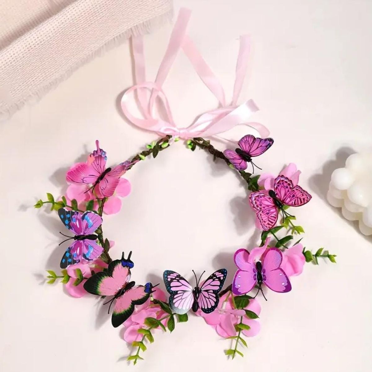 GENERICO - CORONA DE FLORES Y MARIPOSAS ROSADA