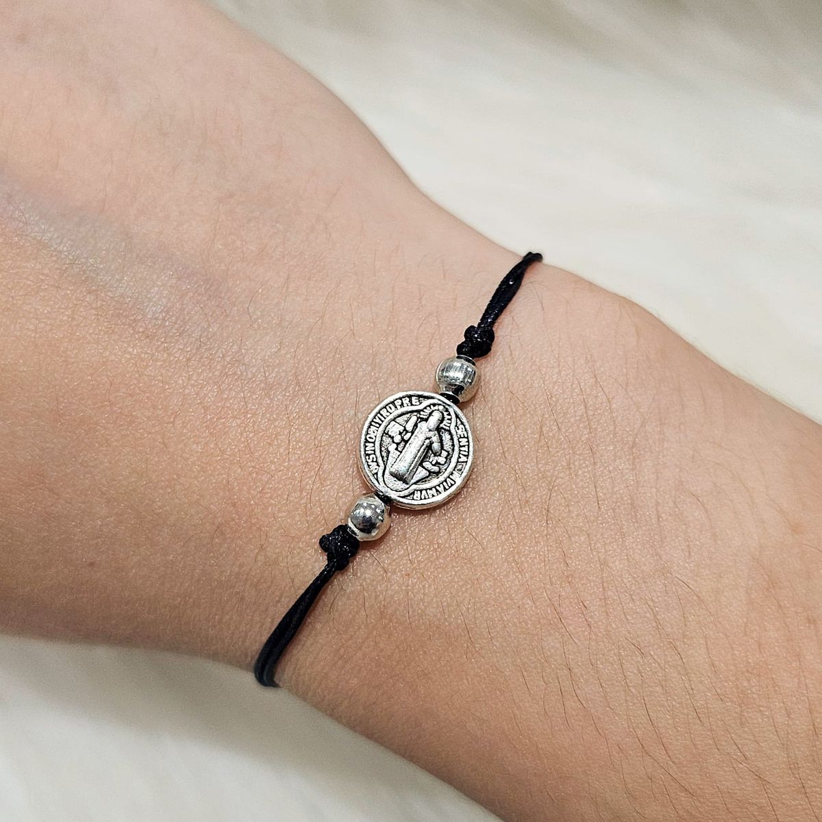 GENERICO - PULSERA SAN BENITO ACERADO CON HILO NEGRO