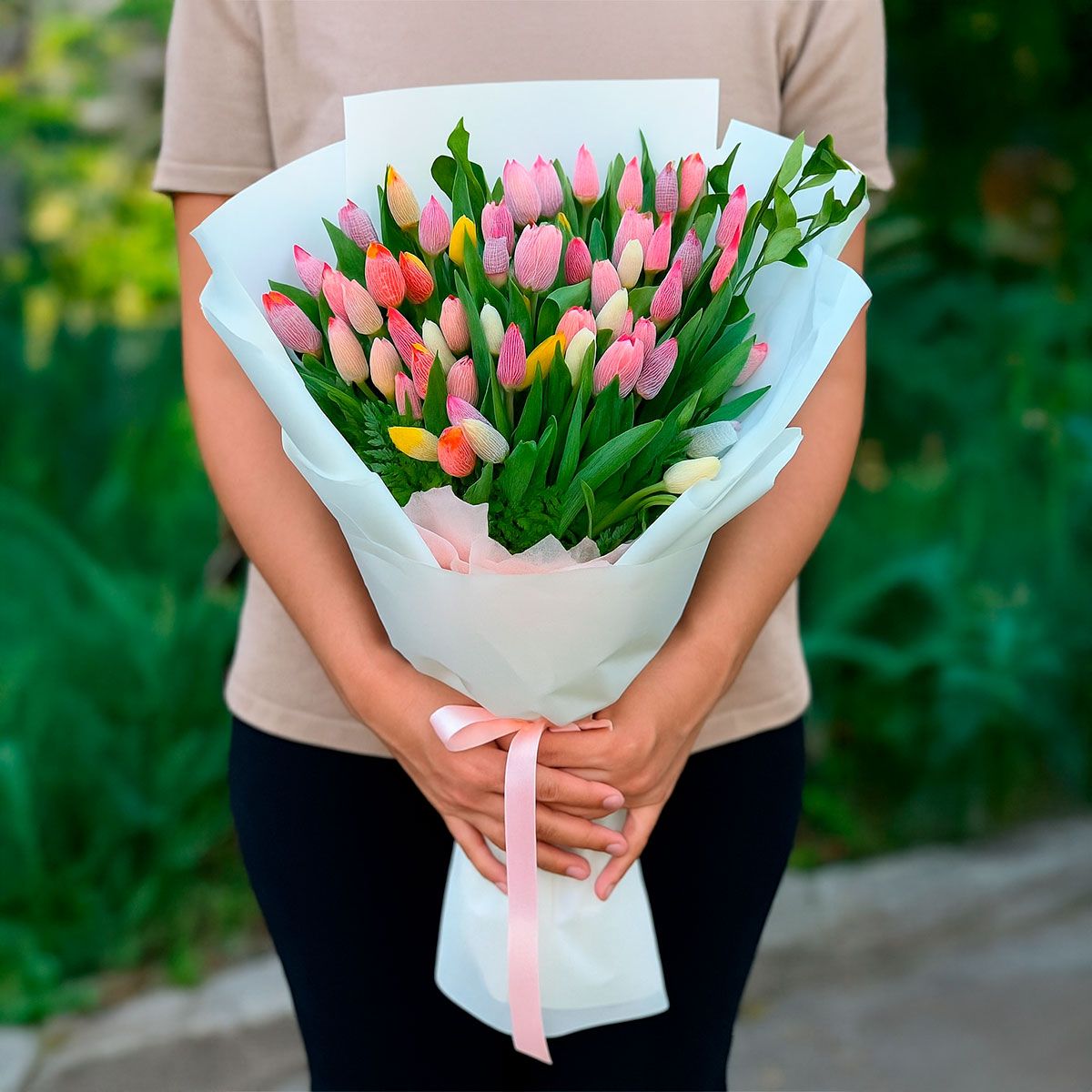 GENERICO - Ramo Buchón de 50 Tulipanes Multicolor