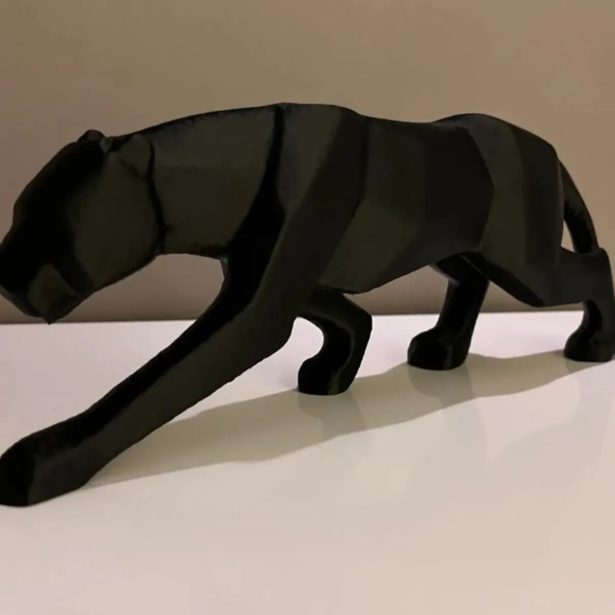 GENERICO - ADORNO EXCLUSIVO PANTERA NEGRA 23cm x 13cm x 71cm