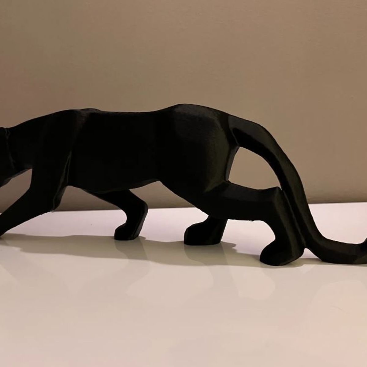 GENERICO - ADORNO EXCLUSIVO PANTERA NEGRA 23cm x 13cm x 71cm